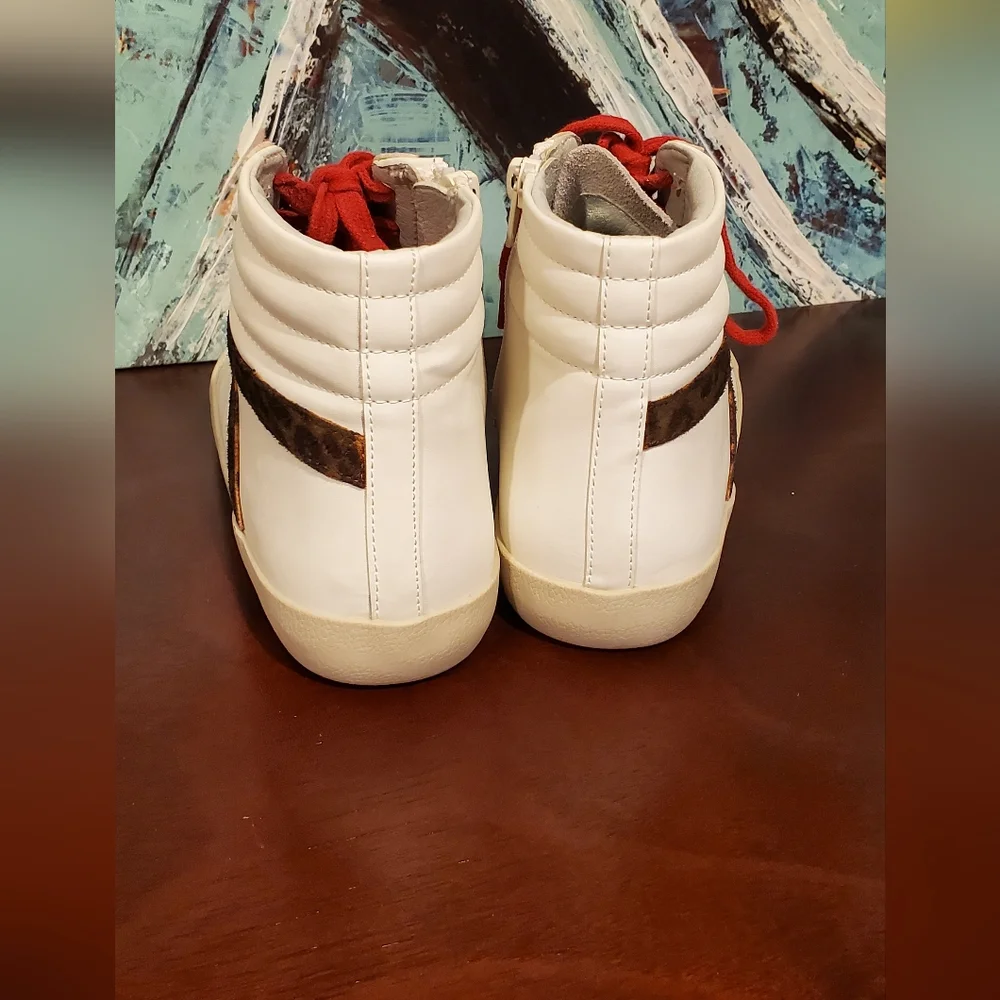 NWNT STEVE MADDEN WOMEN'S WHITE SNEAKERS, RED SHOELACES,SIZE 6.5
